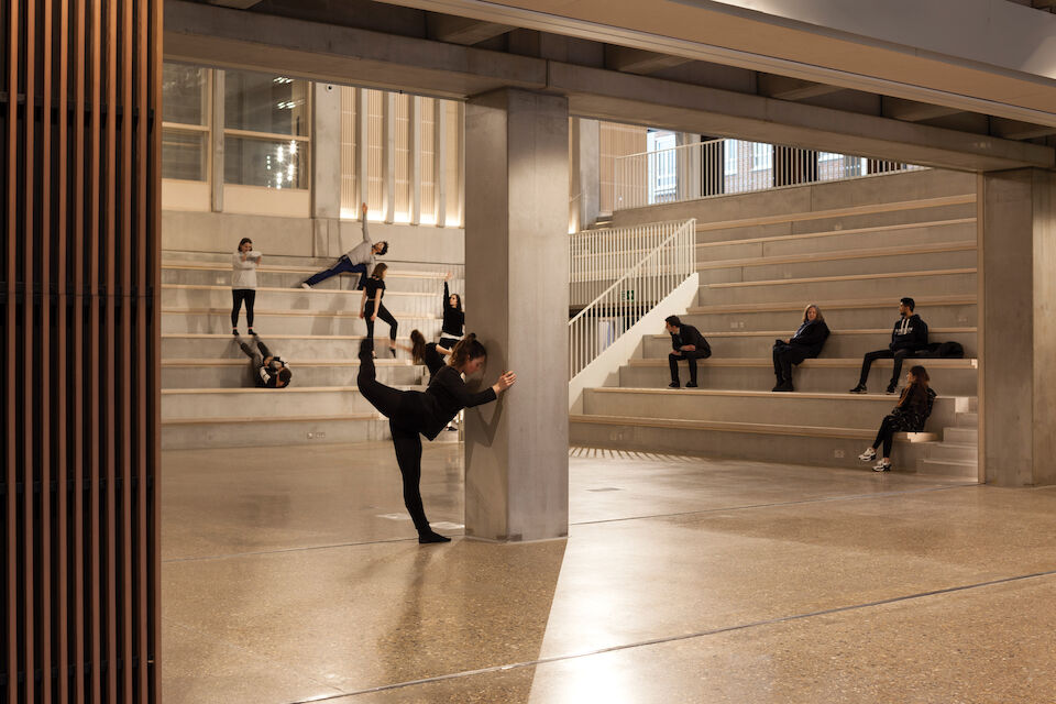 Raum zum Tanzen: das neue Campus-Gebäude - entworfen von Grafton Architects. Es wurde ausgezeichnet mit dem Mies van der Rohe Award 2022.