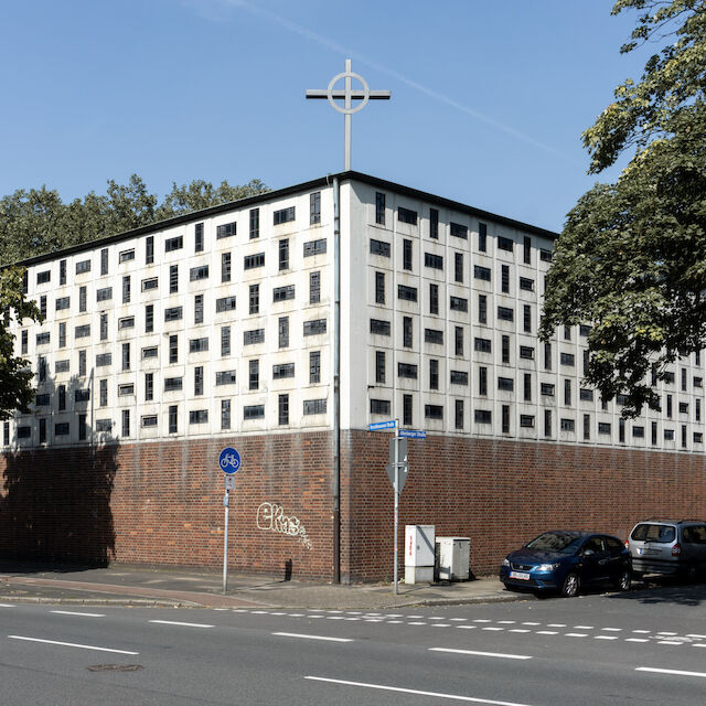 Oberhausen/Nordrhein-Westfalen, Heilige Familie: 1958 nach den Entwürfen der Architekten Rudolf Schwarz und Josef Bernard fertiggestellt, dient der Bau seit 2008 als „Tafelkirche“, als Ausgabe- und Lagerstelle der lokalen Tafelorganisation.