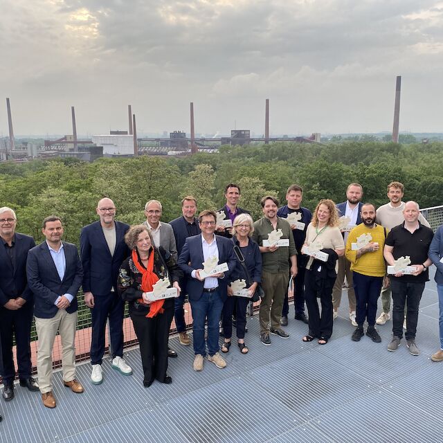 Die Preisträger*innen des NRW-Landschaftsarchitekturpreises 2024 auf der Terrasse des Erich Brost-Pavillons auf dem Gelände der Zeche Zollverein in Essen.