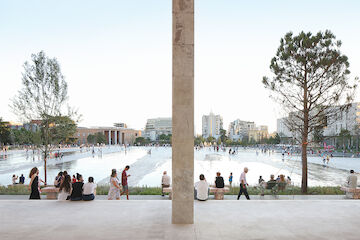 Skanderbeg-Platz in Tirana, Albanien Architekten: 51N4E, Anri Sala, Plant en Houtgoed und iRI. Finalist für die Wahl des Mies Award 2019.<br/><br/>Foto:  © Filip Dujardin<br/><br/>jpg, 1772 × 1181 Pixel
