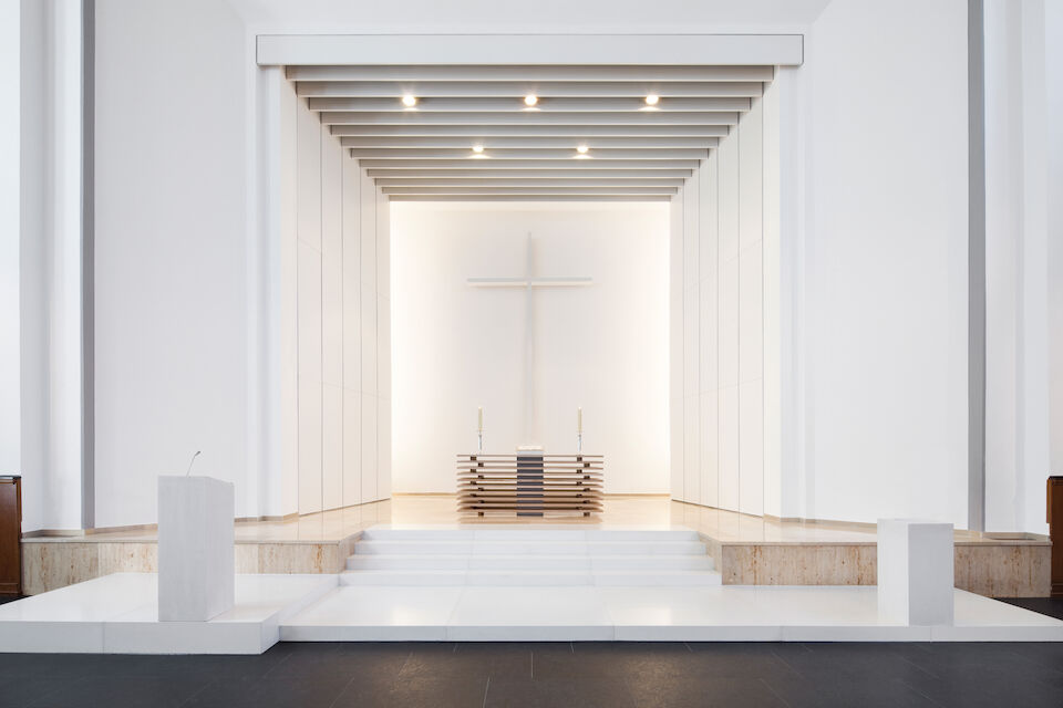 Monika Lepel gestaltete den Altarraum der Lutherkirche in Düsseldorf neu.