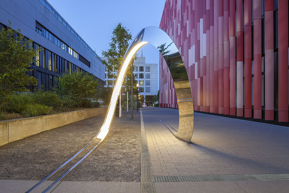 Der Loop vor dem Centrum für Integrierte Onkologie der Uniklinik Köln.
