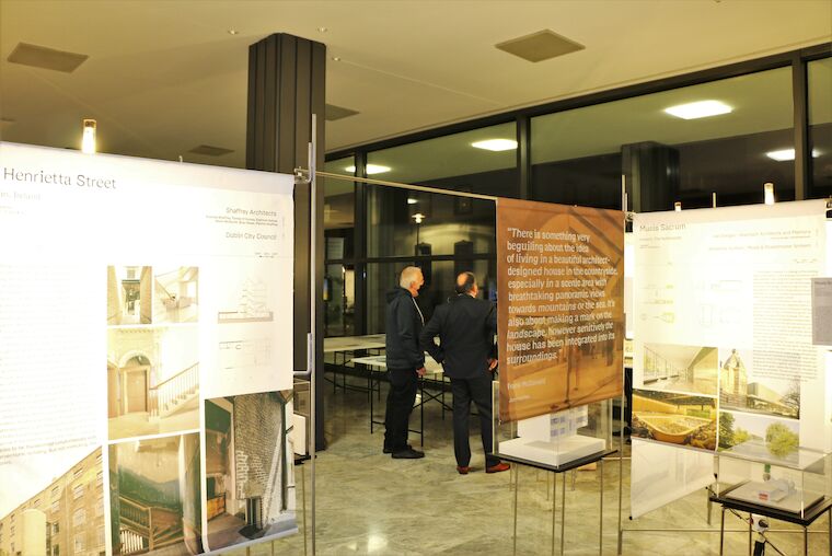Besucher der Eröffnung schauen sich die Ausstellung an. Foto: Timo Klippstein