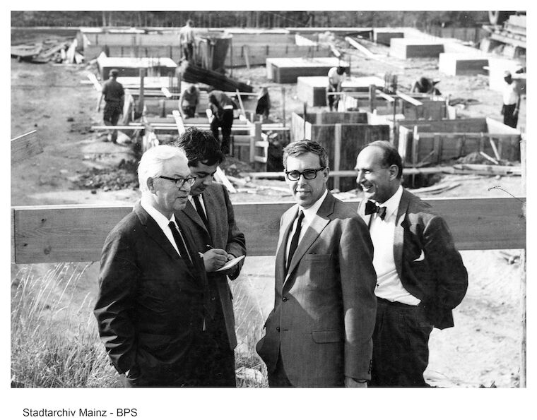 Arne Jacobsen und Otto Weitling (beide mit Brillen) an der Baustelle des Rathaus Mainz. Foto: Klaus Benz, Stadtarchiv Mainz
