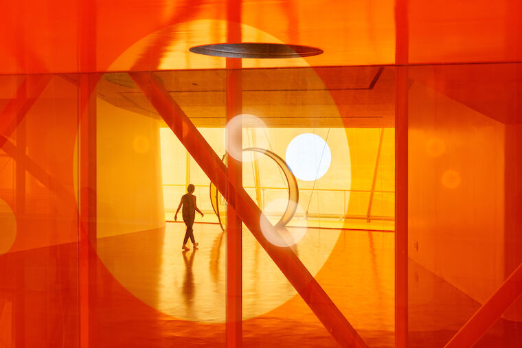 Die Farbe Orange spielt eine große Rolle im Plasencia Auditorium. Foto: Iwan Baan