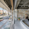 Eine Glastür der öffentlichen Bibliothek im japanischen Ort Tottori verbindet den Innenraum mit der Einkaufsstraße auf eine einladende Art und Weise. Foto: Hiroshi Kinoshita and Associates