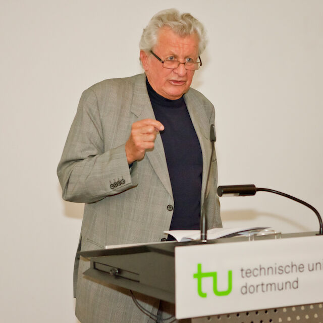 Stefan Polónyi bei der Eröffnung der Ausstellung „Tragende Linien und Tragende Flächen“ in Dortmund 2012.