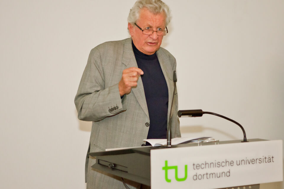 Stefan Polónyi bei der Eröffnung der Ausstellung „Tragende Linien und Tragende Flächen“ in Dortmund 2012.
