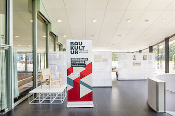 Die Ausstellung „Gesamtkunstwerke. Architektur von Arne Jacobsen und Otto Weitling in Deutschland", präsentiert vom Museum der Baukultur Nordrhein-Westfalen im Ratssaal des Forums Castrop-Rauxel.<br/><br/>Foto: Claudia Dreyße<br/><br/>jpg, 2000 × 1333 Pixel