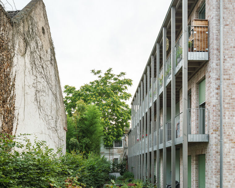 Im Quartier: Wohnen am Verna-Park in Rüsselsheim (Hessen) von Baur und Latsch Architekten. Foto: Sebastian Schels