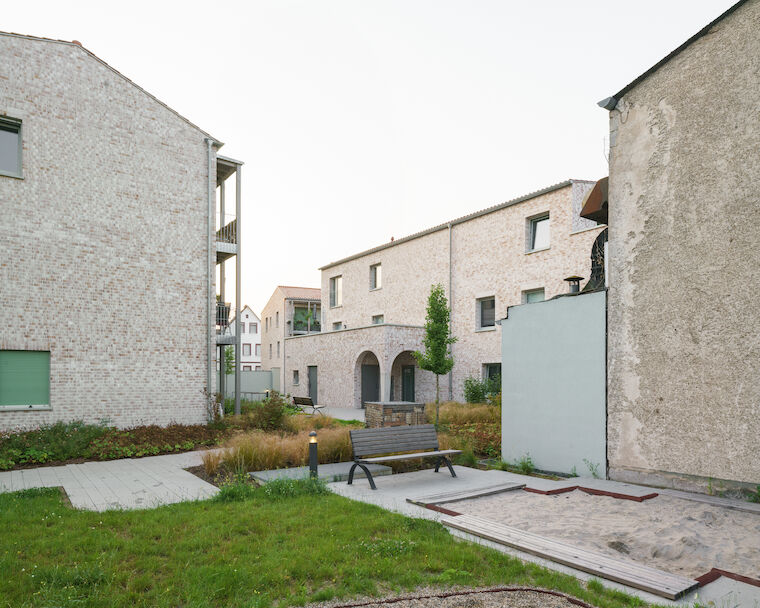 Im Quartier: Wohnen am Verna-Park in Rüsselsheim (Hessen) von Baur und Latsch Architekten. Foto: Sebastian Schels