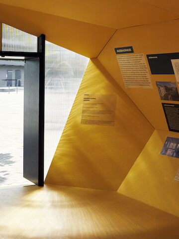 15_Die Ausstellung "WOHNEN EINMAL ANDERS!" auf dem Kesselbrink in Bielefeld. Innenansicht einer der Pavillon-Architekturen.<br/><br/>Foto: Patrick Pollmeier<br/><br/>jpg, 5247 × 6996 Pixel