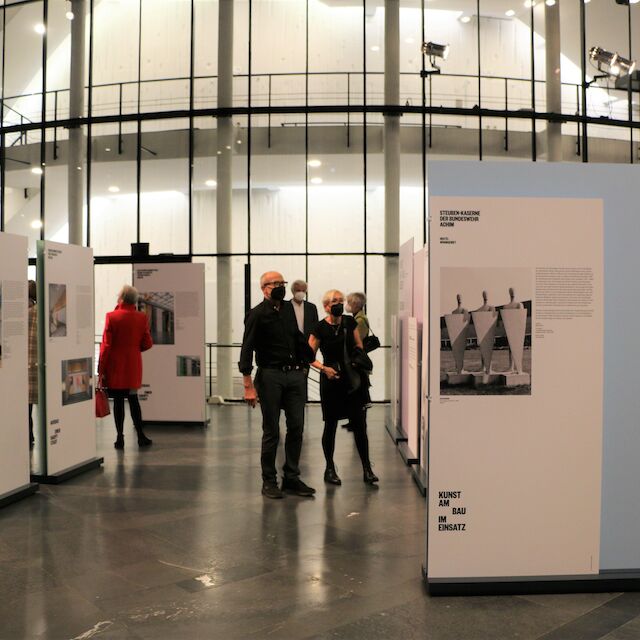 Besucherinnen und Besucher von „70 Jahre Kunst am Bau in Deutschland“ im Musiktheater im Revier.