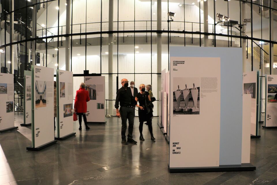 Besucherinnen und Besucher von „70 Jahre Kunst am Bau in Deutschland“ im Musiktheater im Revier.