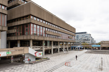 Universitätsbibliothek der Ruhr-Universität Bochum, 1974, Architekt: Bruno Lambart.<br/><br/>Foto: Sebastian Becker<br/><br/>jpg, 5953 × 3969 Pixel
