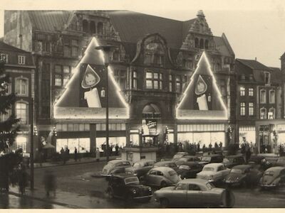 Weihnachtlich geschmückte Fassade des Warenhauses Tietz in Aachen aus dem Jahr 1954. Foto: © Stadtarchiv Aachen, unbekannter Fotograf