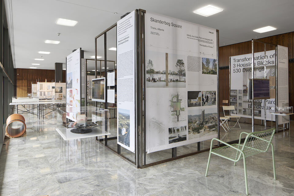 Schauplatz für die Ausstellung des Mies van der Rohe Awards 2022: das LVR-Landeshaus in Köln. Im Bild zu sehen ist der Ausstellung zum 2019er Preis.