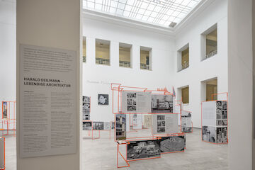 Die Ausstellung „Harald Deilmann - Lebendige Architektur“ im Baukunstarchiv NRW, Dortmund, 2021.<br/><br/>Detlef Podehl, Dortmund.<br/><br/>jpg, 3543 × 2363 Pixel