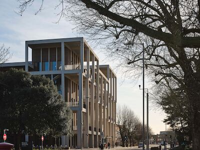 Das Town House der Kingston University in London von Grafton Architects - Gewinner des Mies van der Rohe Award 2022. Foto: Copyright Dennis Gilbert