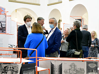 Gespräche und Diskussionen während der Ausstellungseröffnung von „Harald Deilmann - Lebendige Architektur“. Foto: Martin Schmidt