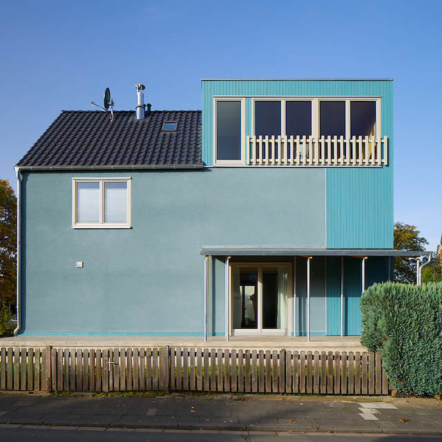 Das Haus Blau von BeL Sozietät für Architektur in Köln-Hürth.