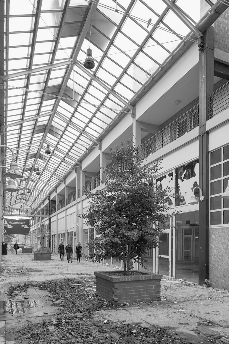 Das 1983 von Paul Kleihues erbaute Einkaufszentrum, Wulfener Markt genannt, steht seit 2016/2017 leer. Foto: Jan Kampshoff