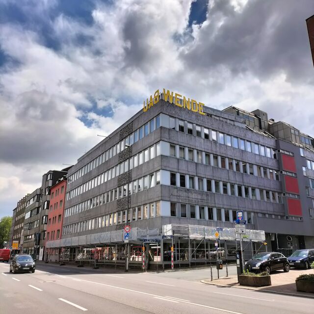 Das Bestandsgebäude, die ehemalige Wüstenrot-Bausparkassenfiliale in der Theaterstraße, und das Campuskonzept stehen unter dem Zeichen der „Bauwende“.