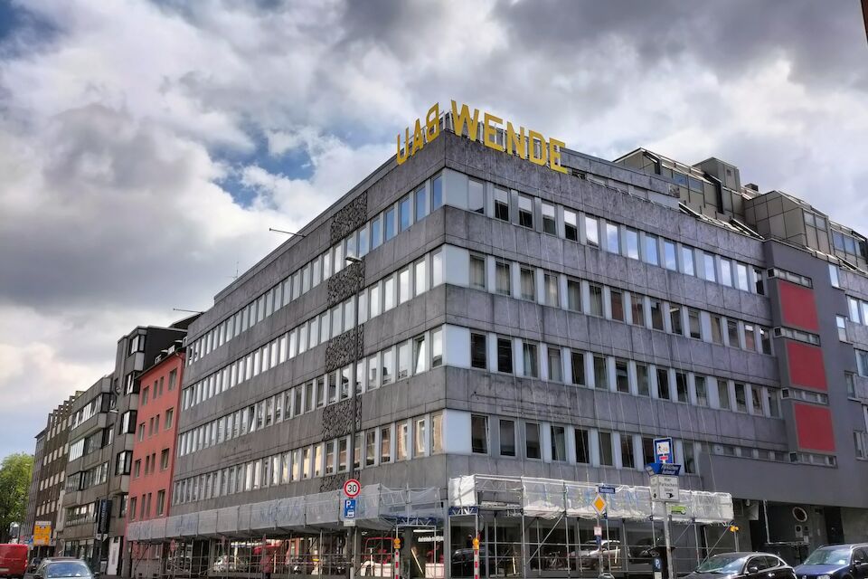 Das Bestandsgebäude, die ehemalige Wüstenrot-Bausparkassenfiliale in der Theaterstraße, und das Campuskonzept stehen unter dem Zeichen der „Bauwende“.