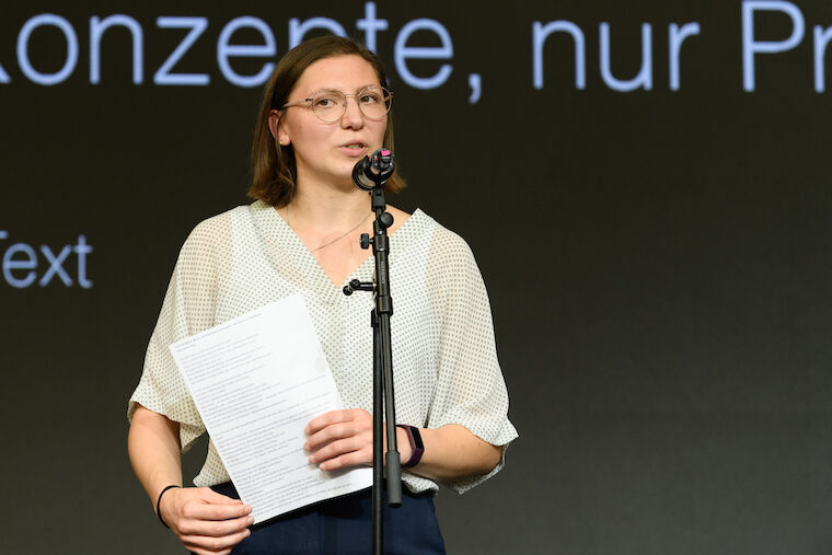Anna Michelle Ußler, Gewinnerin des 7. UrbanSlam der AKNW. Foto: Mathias Kehren