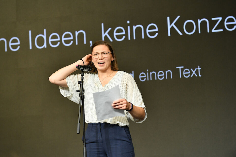 Die Gewinnerin des 7. UrbanSlam Anna Michelle Ußler bei ihrem Vortrag.