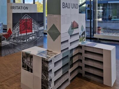 Die Ausstellung „Kunst und Bau. Perspektiven aus NRW“, zu sehen vom 26.10.2023 bis zum 10.11.2023 in der Hochschule für Kunst und Gesellschaft in Alfter. Foto: Baukultur NRW/ Iris Tritthart