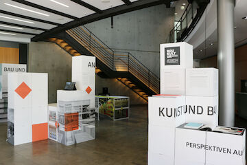 Die Ausstellung „Kunst und Bau. Perspektiven aus NRW“ - zu sehen bis 4.10.2023 in der Architektenkammer NRW in Düsseldorf.<br/><br/>Foto: Timo Klippstein<br/><br/>jpg, 5400 × 3600 Pixel