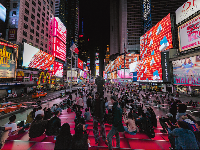 Ausschnitte aus der Oper A Marvelous Order auf den digitalen Leinwänden am Times Square in New York City. Foto: Ka-Man Tse