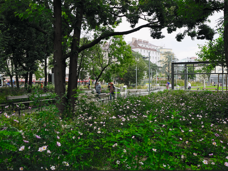 Der gender-inklusiv gestaltete Reumannplatz in Wien. Foto: Karin Hartmann