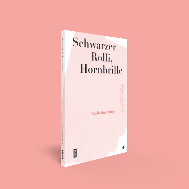 Das Buch „Schwarzer Rolli, Hornbrille. Plädoyer für einen Wandel in der Planungskultur“ von Architektin und Autorin Karin Hartmann.