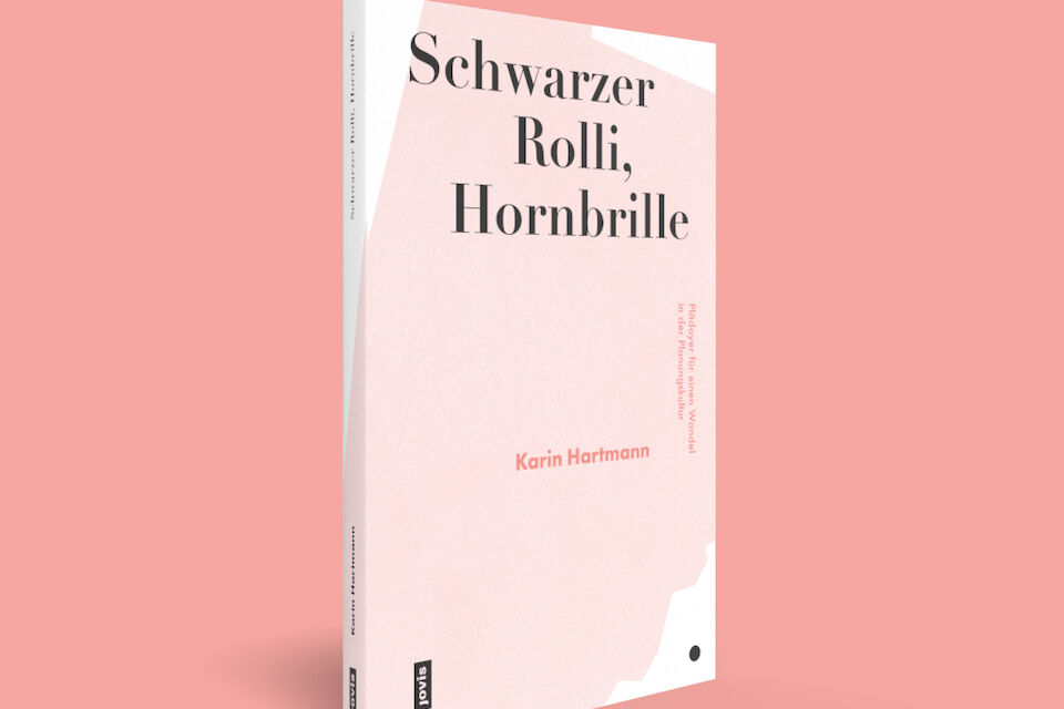 Das Buch „Schwarzer Rolli, Hornbrille. Plädoyer für einen Wandel in der Planungskultur“ von Architektin und Autorin Karin Hartmann.