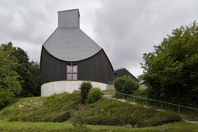 Die evangelische Friedens- und Versöhnungskirche in Overath von Springer Architekten. Foto: Stefan Müller