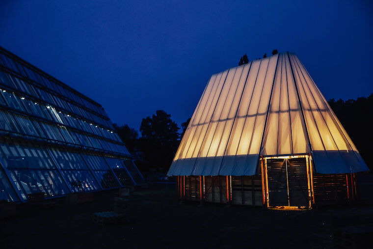 „a circus“, zentraler Veranstaltungsort der Biennale, am Abend. Foto: lala.ruhr/ Ravi Sejk