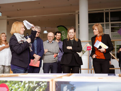Birgitte Tovborg Jensen (links) von der Königlich Dänischen Botschaft, verantwortlich für die Konzeption der Ausstellung, führte in die Projekte und Themen ein. Foto: Ravi Sejk