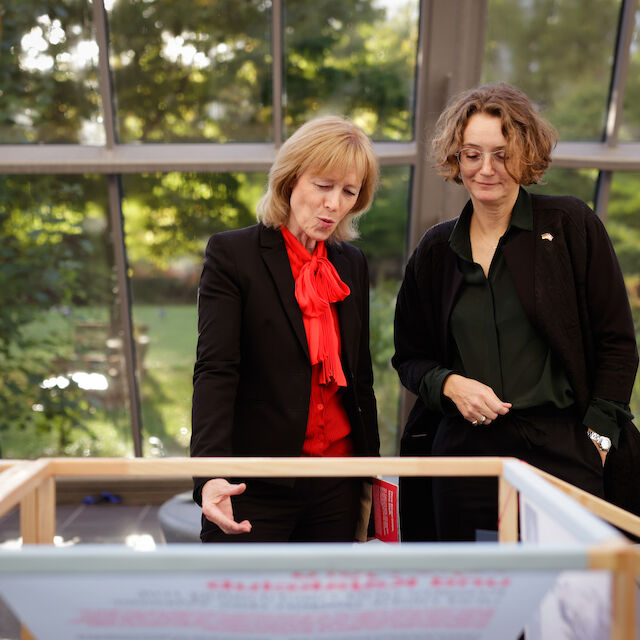 Karin Welge, Oberbürgermeisterin von Gelsenkirchen, und Susanne Hyldelund, Botschafterin des Königreichs Dänemark in Deutschland (von links) schauen sich die Ausstellung „Lebenswerte Stadt“ an.