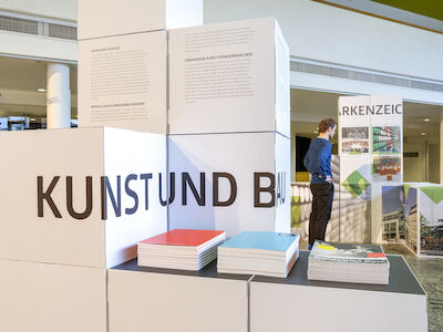Publikationen von Baukultur NRW zum Thema ergänzen die Ausstellung „Kunst und Bau. Perspektiven aus NRW“. Foto: Claudia Dreyße