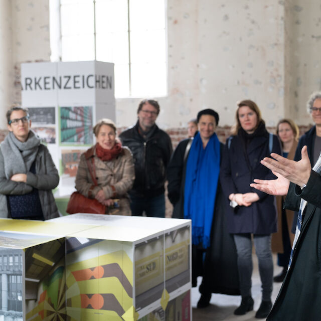 Diskussion in der Ausstellung „Kunst und Bau. Perspektiven aus NRW“ im Kunsthaus NRW in Aachen-Kornelimünster.