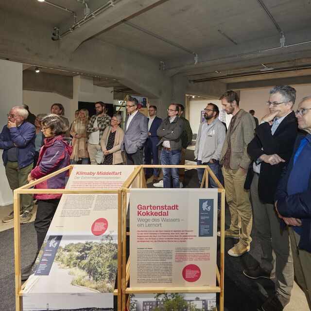 Besucher während der Ausstellungseröffnung von „Lebenswerte Stadt“ im Kunst-Werk in Arnsberg.