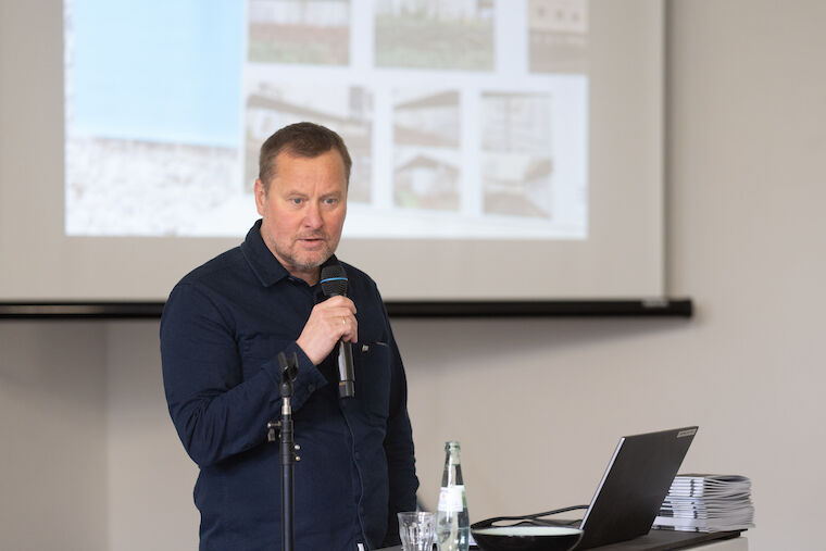 Peter Köddermann von Baukultur NRW erläuterte auf dem Symposium die Entstehung der zu Jahresbeginn inkraftgetretenen Richtlinie zu Kunst und Bau bei Landesbauten. Foto: © Dirk Rose, 2022