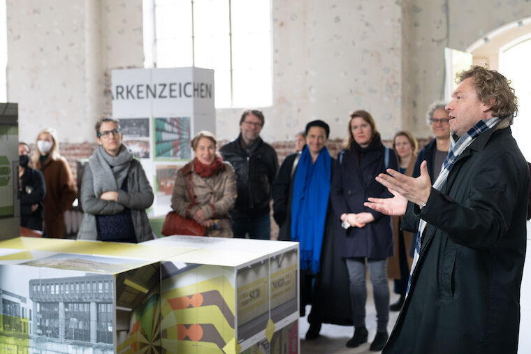 Diskussion in der Ausstellung „Kunst und Bau. Perspektiven aus NRW“: Foto: © Dirk Rose, 2022