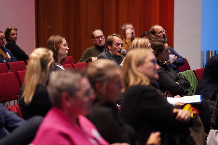 Das Publikum nutzte in den Panels die Möglichkeit sich zu beteiligen und Fragen zu stellen. Foto: Sebastian Becker