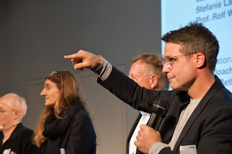 Prof. Joachim Schultz-Granberg mit der Einführung und Moderation des Baukultursymposiums. Foto: Martin Schmidt, LWL