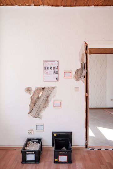 Arbeiten im UmBauLabor: Das im Gebäude gefunden Material wird aufbewahrt und dokumentiert.<br/><br/>Foto: Sebastian Becker<br/><br/>jpg, 4000 × 6000 Pixel