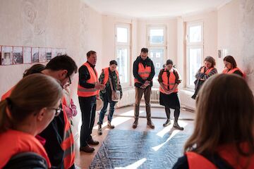 Führung durch das 1. Obergeschoss des UmBauLabors von Baukultur NRW in Gelsenkirchen-Ückendorf während der Auftaktveranstaltung am 14.3.2024.<br/><br/>Foto: Sebastian Becker<br/><br/>jpg, 6000 × 4000 Pixel