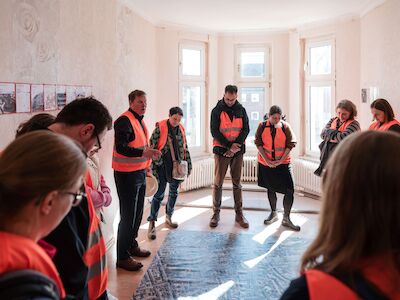 Besichtigen die ehemaligen Wohnräume des Gebäudes an der Bergmannstraße 23 in Gelsenkirchen: Gäste der Auftaktveranstaltung des UmBauLabors von Baukultur NRW. Foto: Sebastian Becker